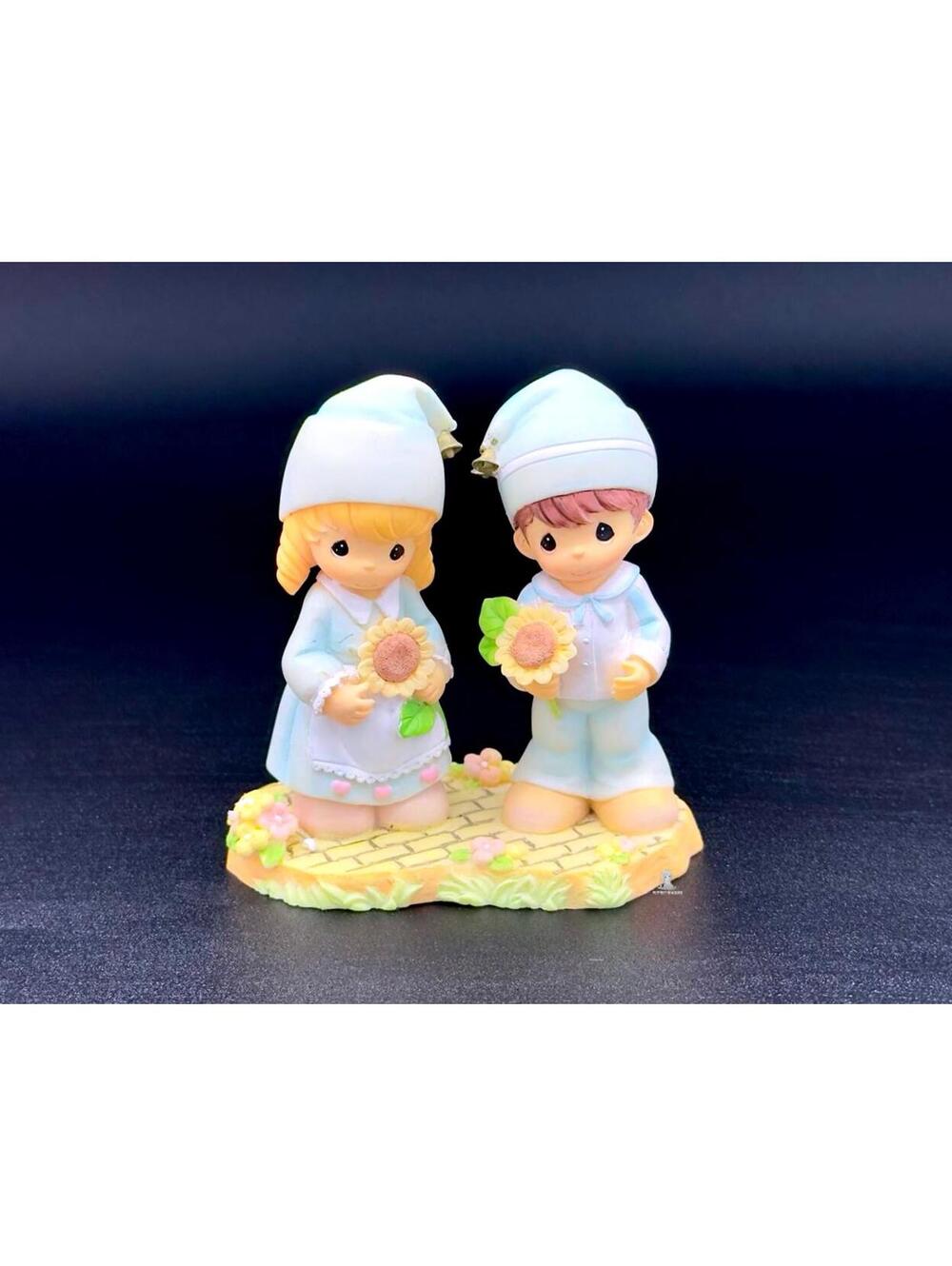 Precious Moments Wizard of Oz–Themed Figurine – Sweet Couple with Sunflowers